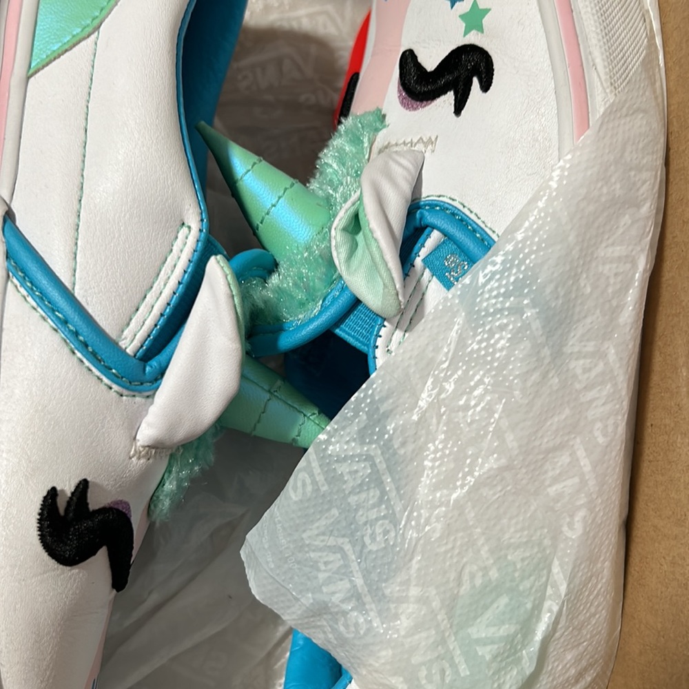 Vans - Picture 3 of 4